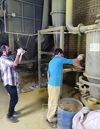 وارد کردن بلغور سنگ زرنیخ در دستگاه جت میل